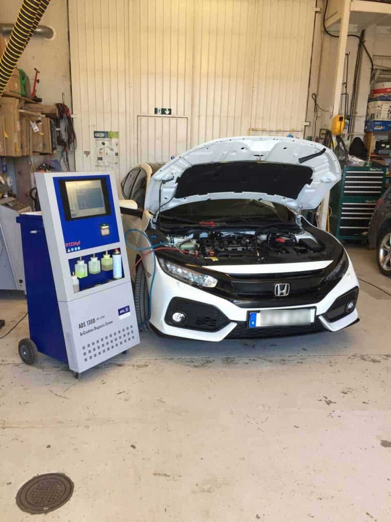 En bil som blir diagnostiserad för AC Service i Uppsala.