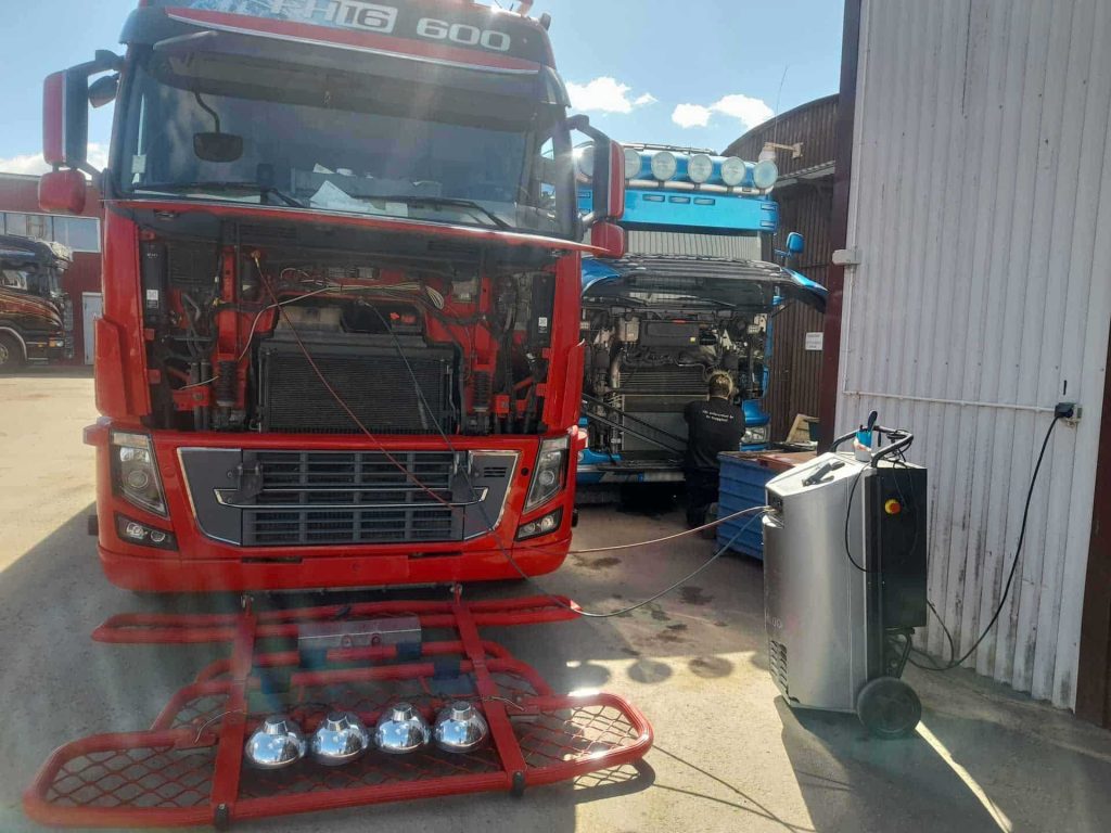 En långtradare/lastbil som blir påfylld på Air condition center.